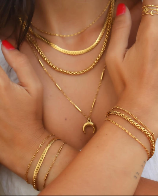 How to Layer Necklaces for a Unique and Stylish Ensemble